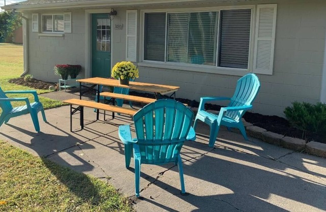 SUNRISE COTTAGE-One block to Private Beach & Park!