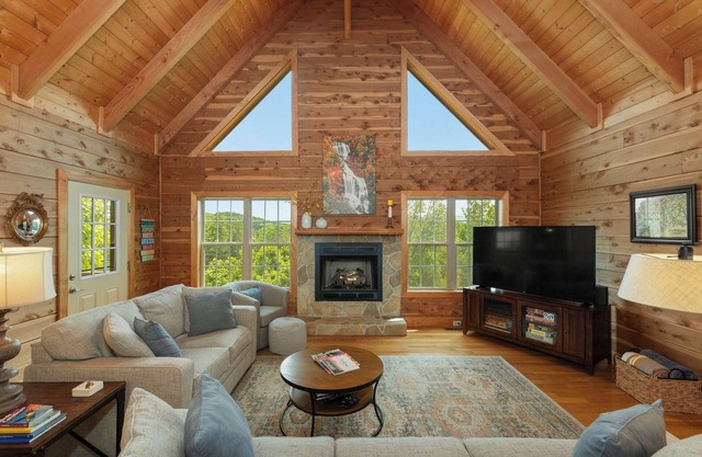 Sunrise Ridge Lodge in Historic Hendersonville