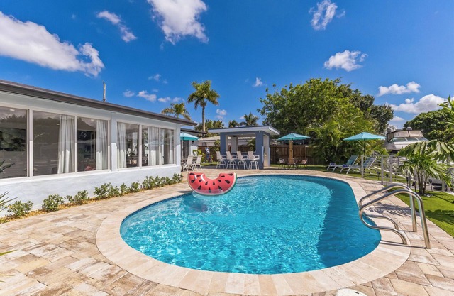 SUNSEEKER PLACE - Beautiful Private Pool - Canal Views with access to the Ocean