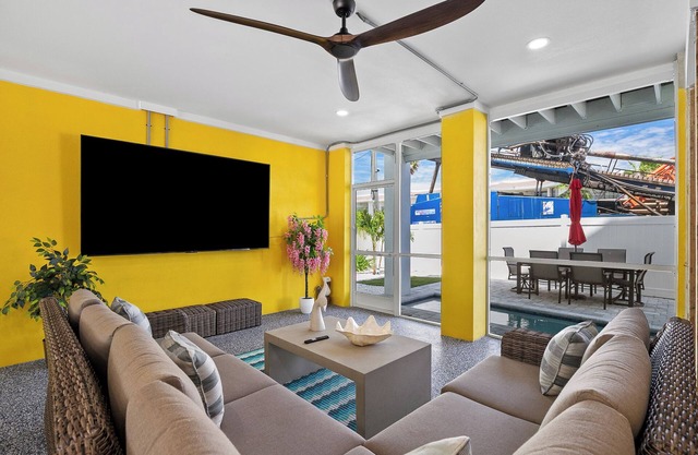 Sunset Beach House – Sleeps 18, Walk to Beach