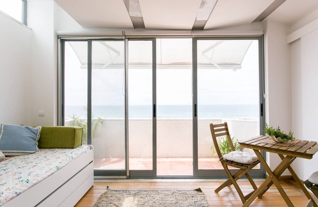 Sunset Bliss - Breathtaking Beach Apartment