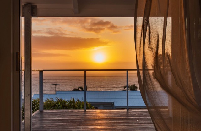 Sunset Ocean Deck, Garden BBQ, Fast Wi-Fi, Walk to Beach – Romantic Coastal Stay