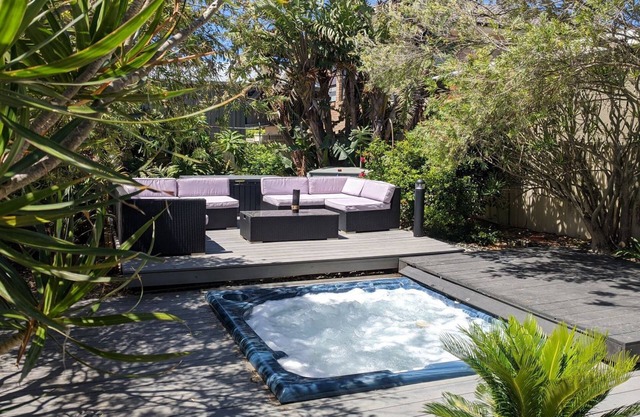 Sunset on Birubi, 2/40 Ocean Ave - pet friendly, air con, water views, WIFI and outdoor spa