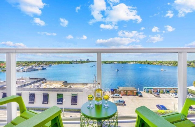 Sunset Relaxation |Modern Apartment| Pool| Gym