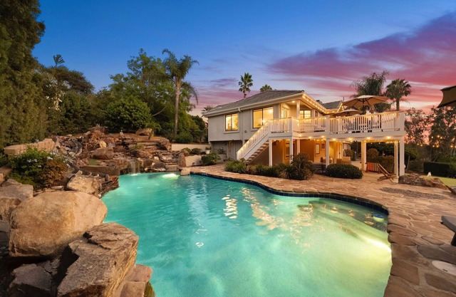 Sunset Ridge: Heated Pool Spa Zen Path Views EV Golf Family Friendly
