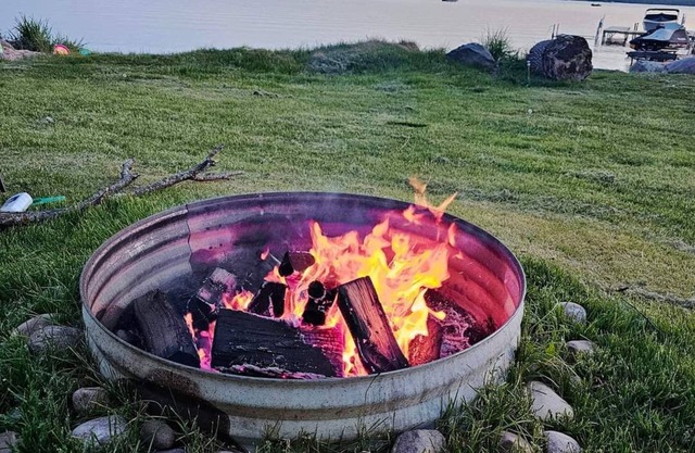 Sunset Shores 2 Bedroom 1 Bath Burt Lake Cottage- Sleeps 8