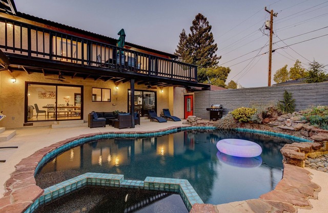 Sunset Spanish Villa W/Pool, Pool table, BBQ +