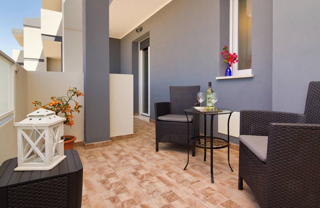 Sunshine apartment with WLAN, air conditioning and terrace; parking spaces available