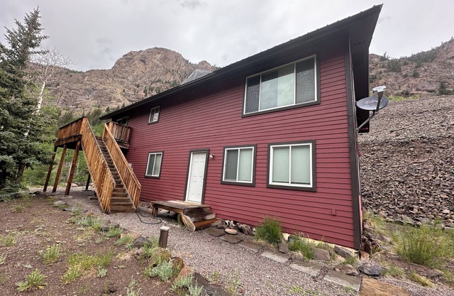 Sunshine Falls home at the gate to Cinnamon Pass with breathtaking views.