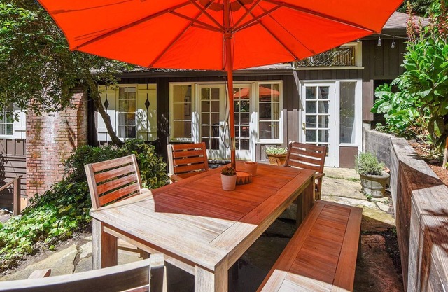Sunshine Grove ~ Stylish Retreat! Hot tub. Close to Wine Country Activites