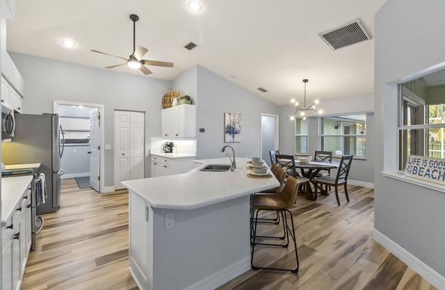 Sunshine Haven Retreat! Golf , Swim and Bask in the Florida Sun!