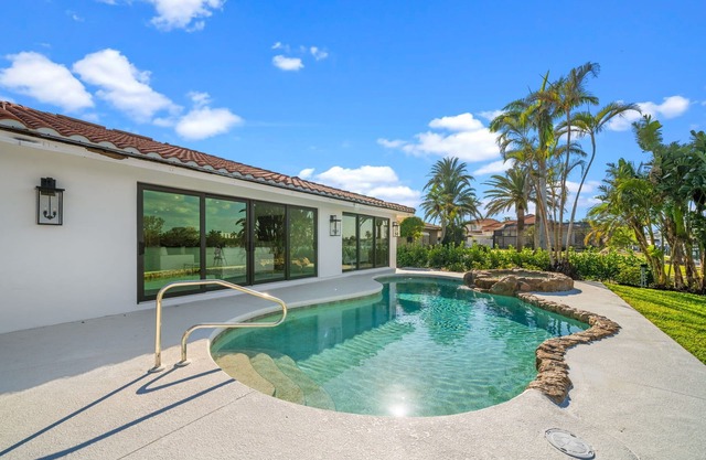 Sunshine House on the Bay - minutes from the Beach - NEWLY RENOVATED