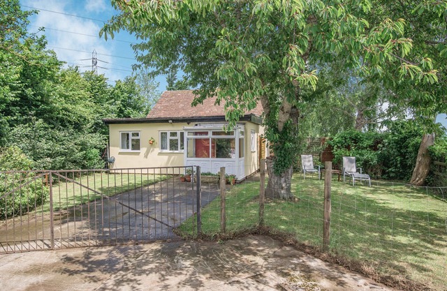 SUNSHINE LODGE, pet friendly, character holiday cottage in Stogursey