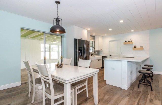 Sunshine Stay, Central Fort Myers Gated Yard