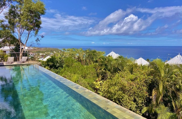 *SUNSHINE VILLA* - pool and ocean view