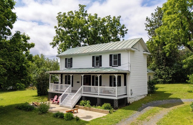 Super Cozy 5 Acre Farmhouse in Luray - Close to Everything