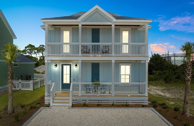 Super Cute House on the Cape - Walk to Beach - Dog Friendly!