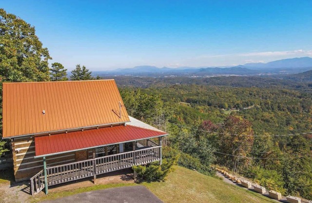 Super View,Smoky Mtn Log Cabin,Pool Table,Hot Tub