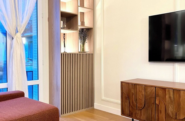 SUPERB 2-ROOM APARTMENT, NEWLY RENOVATED. CLOSE TO PORT AND SHOPS.