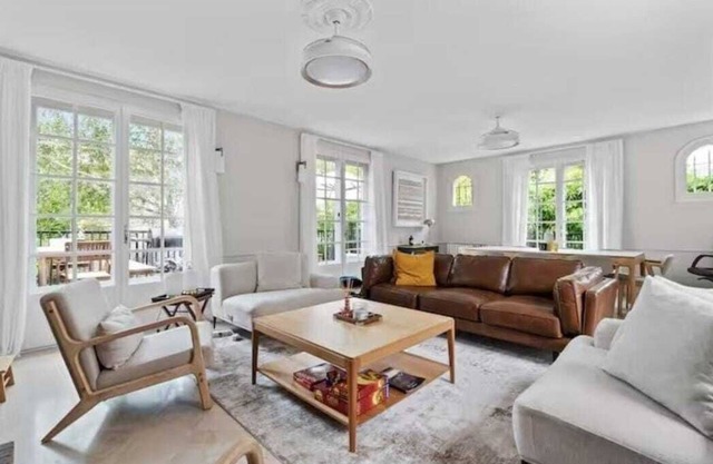 Superb 3-bedroom house in Le Mesnil-le-Roi – Quick Access to Paris