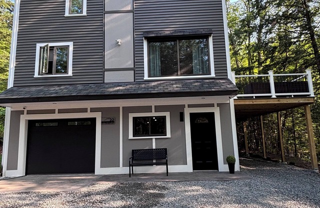 Superb 3-bedroom house on the river - Fall for the Leaves, Stay for the Slopes!
