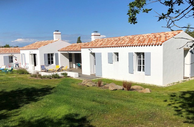 Superb 5* Meublé tourisme architect-designed villa - Les Martinières