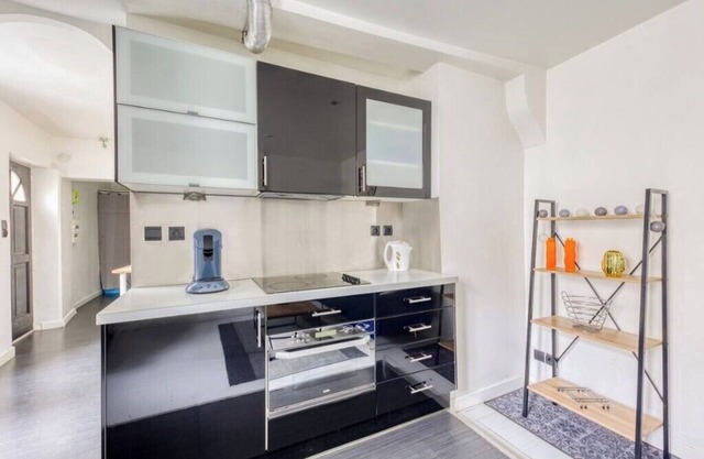 Superb accommodation close to station and freeway