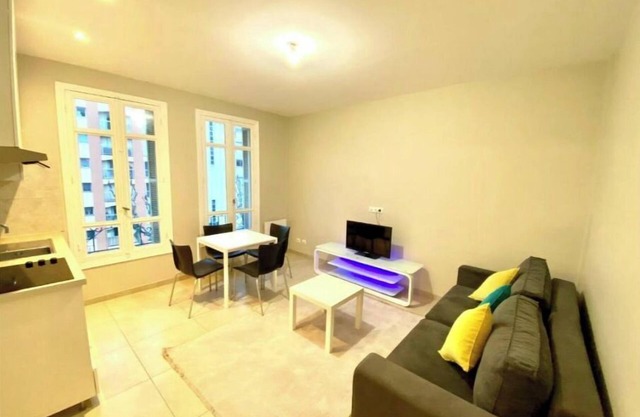 SUPERB APARTMENT NEAR THE PORT OF NICE