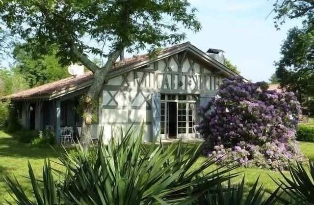 Superb Bergerie Landaise with heated swimming pool!