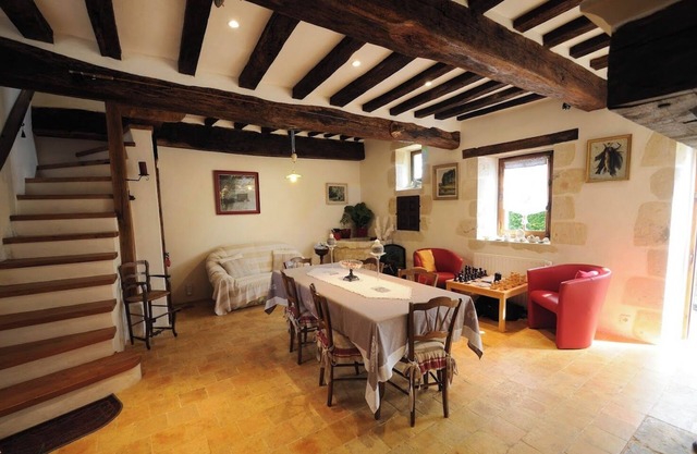 Superb percheronne house surrounded by greenery. the fireplace will warm you up.
