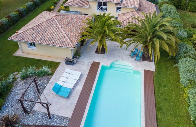Superbe villa avec piscine dans un cadre verdoyant