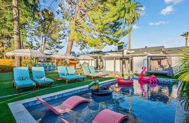SUPERB LOCATION! Close to Superbowl & Scottsdale - Heated Pool- TikiBar & Gym