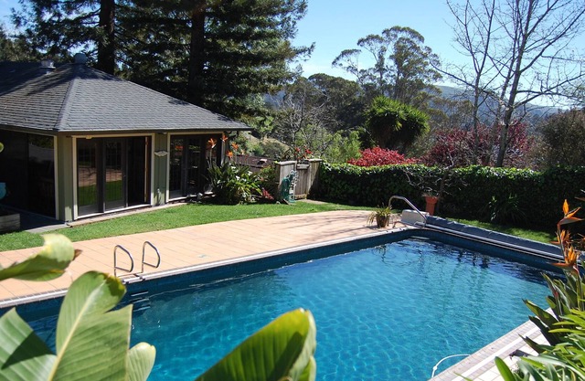 Superb location. Spacious, Open And inviting House With Pool/Sauna. Zip to SF