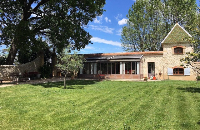 Superb outbuilding 136 m2 in prestigious property with swimming pool