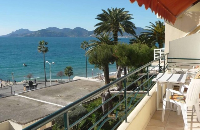 Superb seafront apartment near the Palais des Festivals and town center
