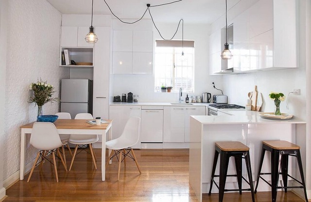 Superb St Kilda Location, 2BR Renovated Art Deco, Family-Friendly, Quiet Street