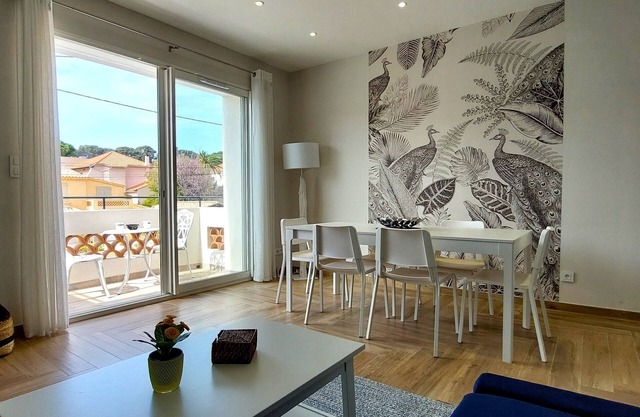 Superb T3 at the top of the villa, air conditioning and parking.