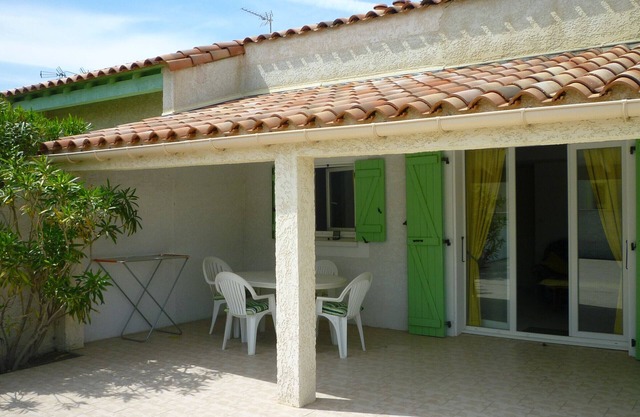 Superb T4 villa with courtyard, near beach - 6 People. Parking