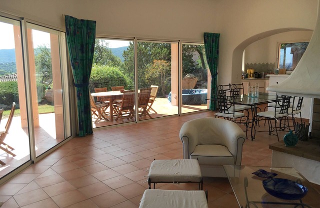 Superb Villa, breathtaking view of Santa Giulia Bay, 5 min walk to the beach