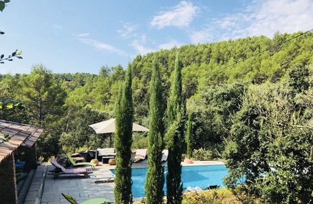 Superb villa with private pool in landscaped area / 45min sea