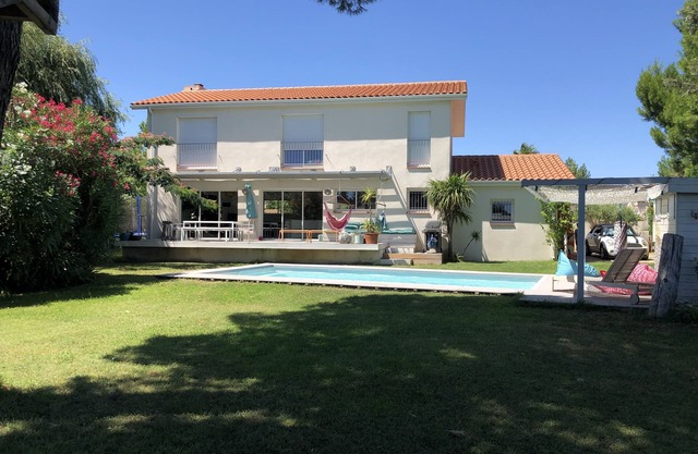 Superb villa with pool, jacuzzi, motorboat, 5-minute walk from the beach