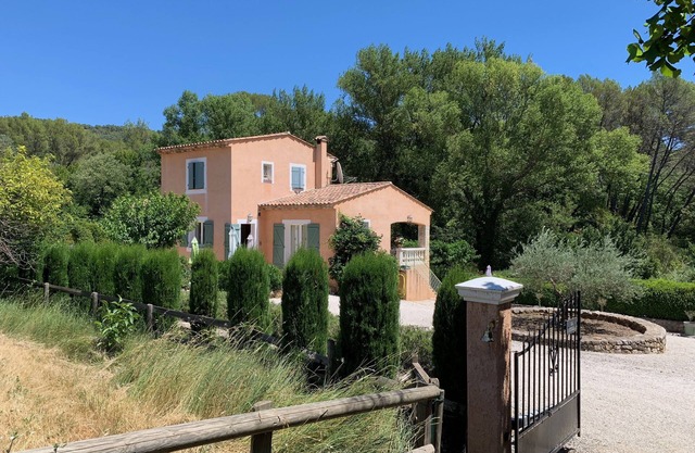 Superb villa with heated pool in Villecroze