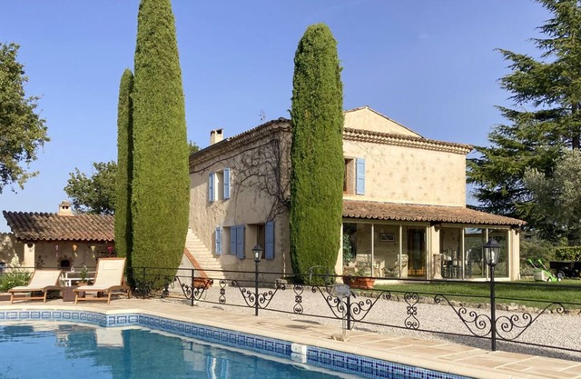Superb Villa with pool, tennis court, large wooded grounds in the Luberon