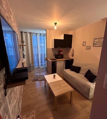 Superbe studio neuf avec balcon