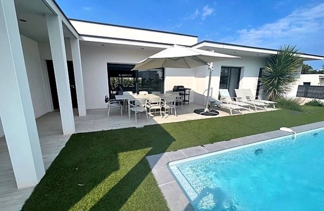 Superbe Villa Avec Piscine Chauffée et Proche de la Plage