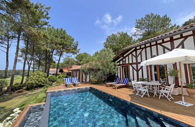 Superbe Villa Piscine à Débordement, vue Golf, Pinède, 8 min à Pied de la Plage!
