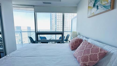 Superior Lakeview Luxury 3-Bedroom Suite on High Floor