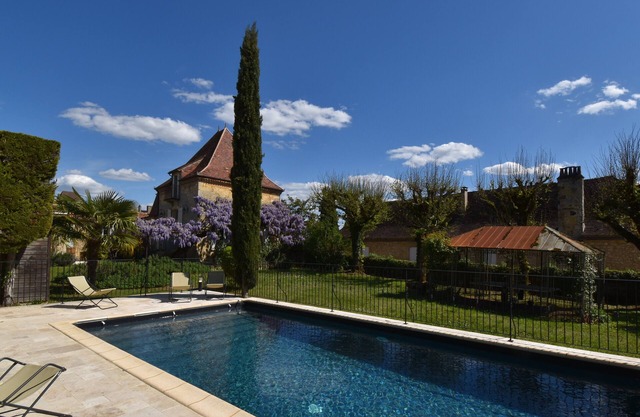 Superior property belongings to the Kubrick's family, heated pool, set IN Domme