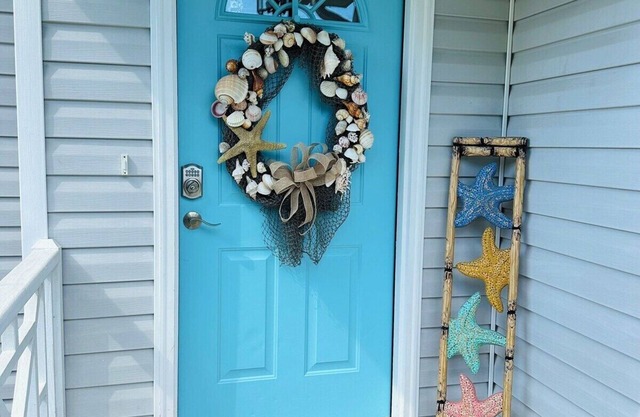 Surf City Off Island Retreat! 2.5 mi to beach - Flexible booking days!