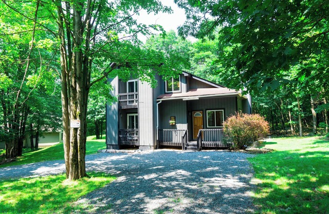 Surrounded by nature! Private Lake, King Bed, Peaceful Deck & Game Room!
